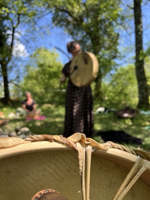 Stagiaires réunis autour du tambour en cours de création